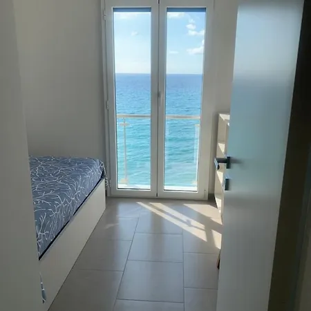 Vela D'oro Sul Mare * Пьетра-Лигуре